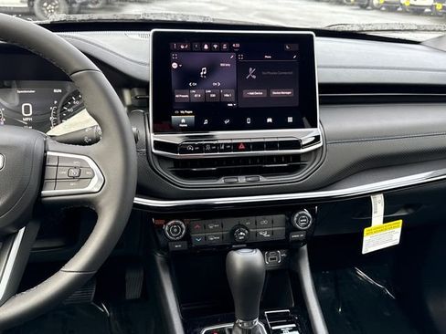 New 2026 Jeep Compass Latitude image 12