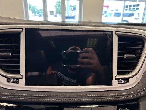 New 2026 Chrysler Pacifica Select image 12