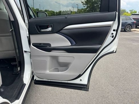Used 2018 Toyota Highlander XLE AWD/4WD image 19