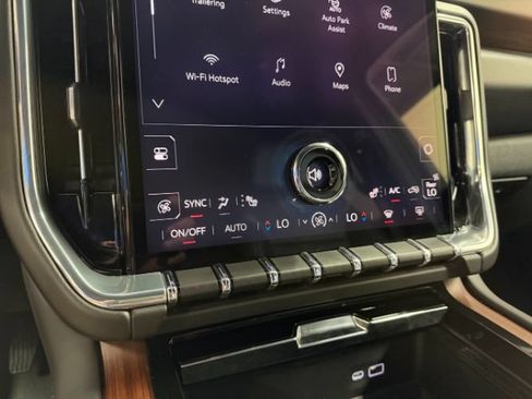 Used 2025 GMC Yukon XL Denali AWD/4WD image 18