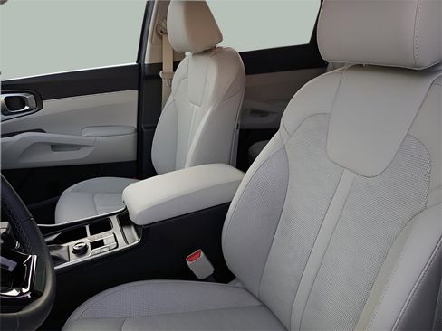 Used 2025 Kia Sorento S image 23