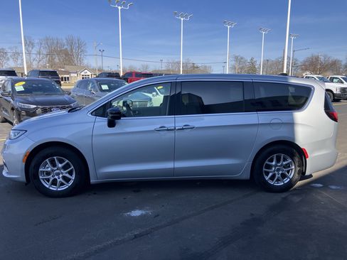 Used 2024 Chrysler Pacifica Touring-L image 4