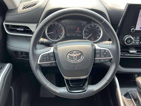 Used 2023 Toyota Highlander LE FWD image 14