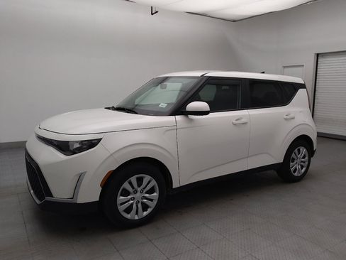 Used 2025 Kia Soul LX FWD image 2