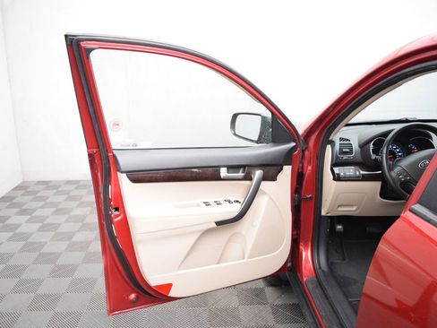Used 2015 Kia Sorento LX image 9