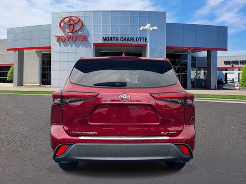 Used 2022 Toyota Highlander XLE AWD/4WD image 6