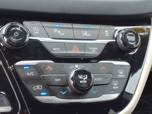 Used 2023 Chrysler Pacifica Touring-L FWD image 22