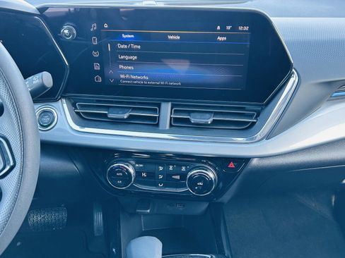 Used 2025 Chevrolet Trax LT image 16