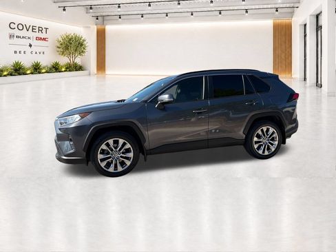 Used 2020 Toyota RAV4 XLE Premium FWD image 5