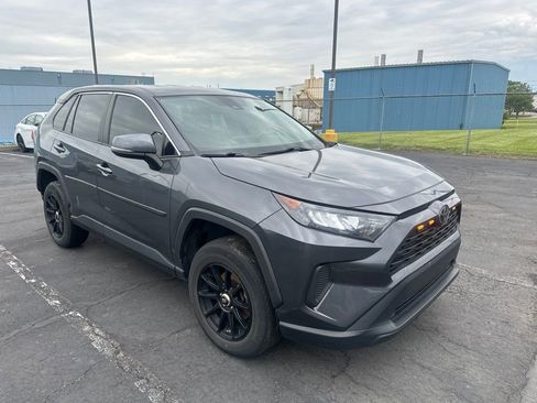 Used 2022 Toyota RAV4 LE FWD image 2