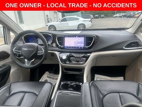 Used 2024 Chrysler Pacifica Limited FWD image 2