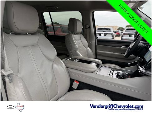 Used 2024 Jeep Wagoneer Series II RWD image 23