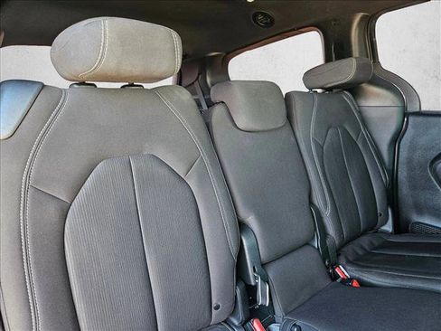 Used 2020 Chrysler Pacifica Touring w/ Advanced Safetytec Group FWD image 12