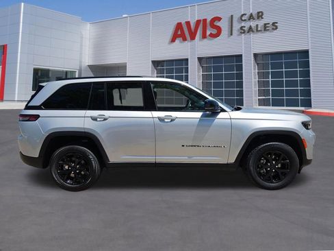 Used 2025 Jeep Grand Cherokee Altitude AWD/4WD image 7