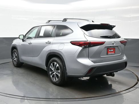 Used 2023 Toyota Highlander XLE AWD/4WD image 4