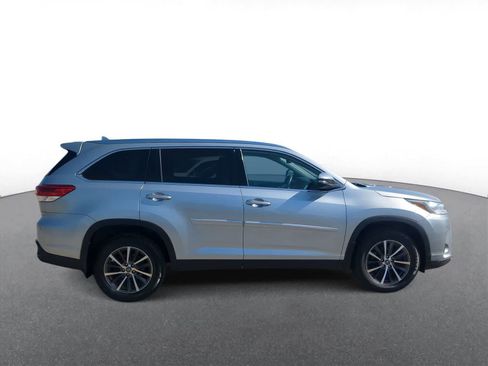 Used 2019 Toyota Highlander XLE AWD/4WD image 9