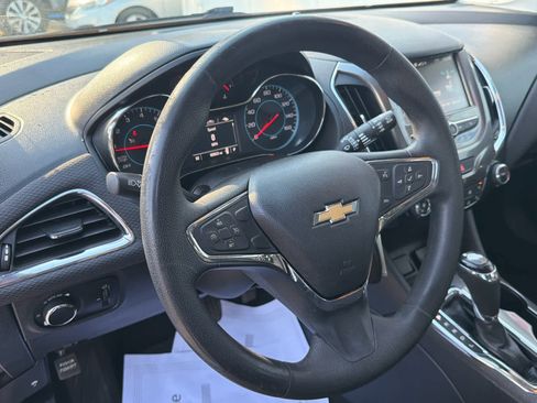 Used 2017 Chevrolet Cruze LT image 21