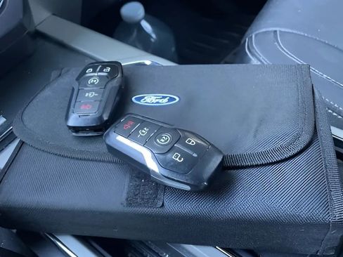 Used 2015 Ford F150 Lariat image 23