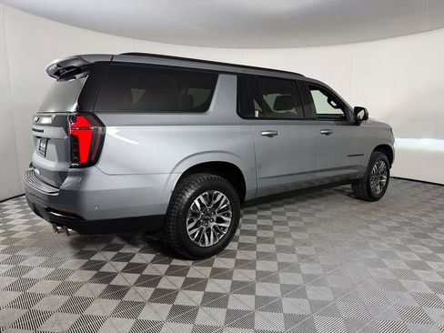 Used 2025 Chevrolet Suburban Z71 AWD/4WD image 8