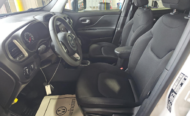 Used 2023 Jeep Renegade Latitude AWD/4WD image 4