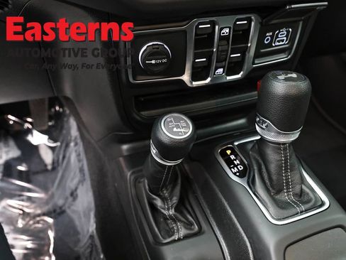 Used 2025 Jeep Wrangler Unlimited Sahara AWD/4WD image 21