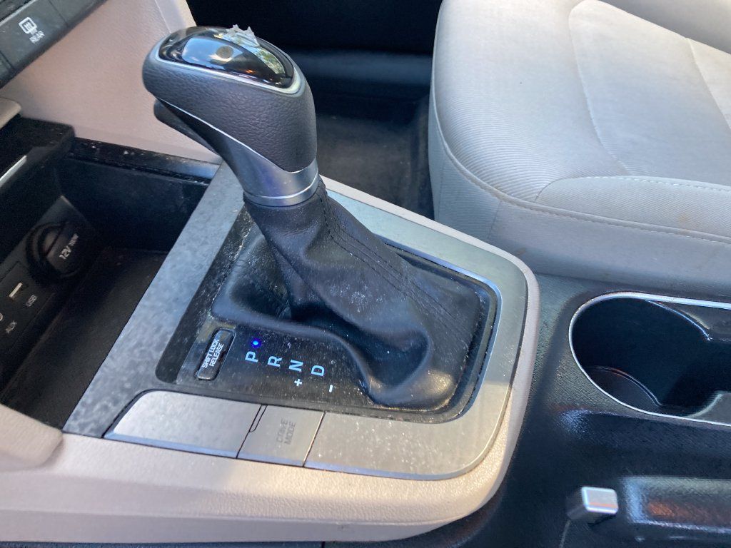 Used 2017 Hyundai Elantra SE FWD image 30
