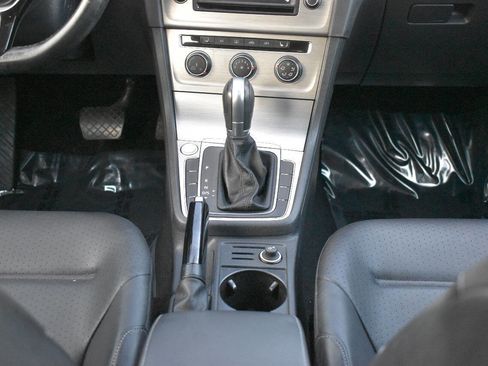 Used 2017 Volkswagen Golf S image 28