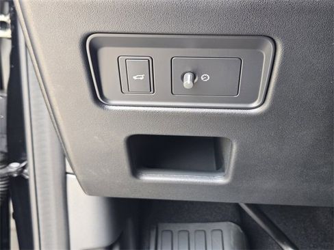 New 2025 Land Rover Discovery S image 16