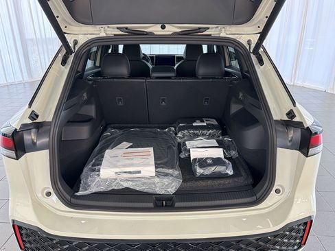 New 2026 Volkswagen Tiguan SE R-Line FWD image 33