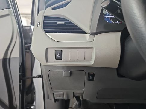 Used 2018 Toyota Sienna LE w/ Carpet Mat Package FWD image 31