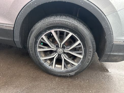 Used 2020 Volkswagen Tiguan SE w/ Panoramic Sunroof Package image 8