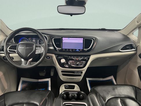 Used 2023 Chrysler Pacifica Touring-L FWD image 35