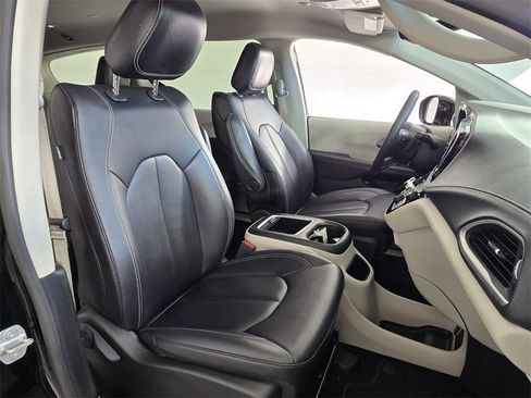 Used 2024 Chrysler Pacifica Select image 15