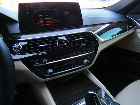Used 2018 BMW 530i RWD image 23