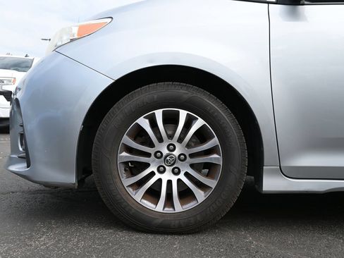 Used 2019 Toyota Sienna XLE FWD image 25