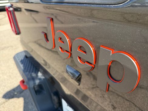 Used 2023 Jeep Gladiator Mojave AWD/4WD image 18