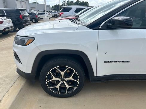 Used 2025 Jeep Compass Limited AWD/4WD image 2