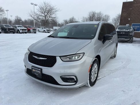 Used 2026 Chrysler Pacifica Select image 4