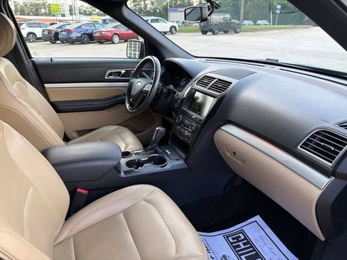 Used 2016 Ford Explorer XLT w/ Equipment Group 202A FWD image 18