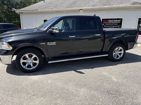 Used 2017 RAM 1500 Laramie w/ Convenience Group AWD/4WD image 4