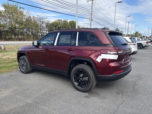 New 2025 Jeep Grand Cherokee Altitude image 4