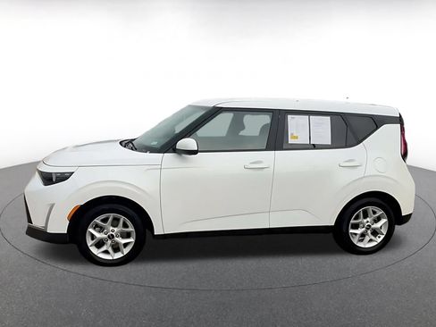 Used 2025 Kia Soul LX w/ LX Technology Package FWD image 8