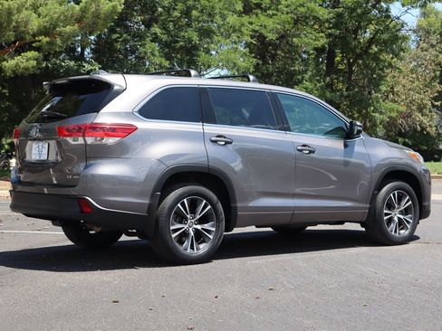 Used 2018 Toyota Highlander Plus AWD/4WD image 5