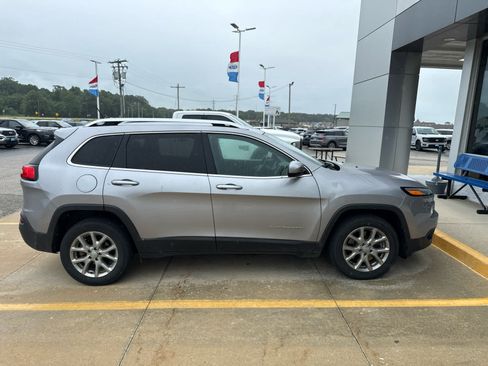 Used 2018 Jeep Cherokee Latitude w/ Cold Weather Group FWD image 2