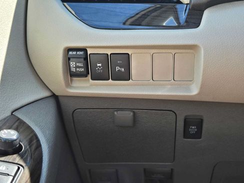 Used 2020 Toyota Sienna XLE w/ XLE Navigation Package AWD/4WD image 34