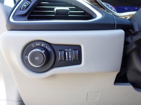 Used 2023 Chrysler Pacifica Limited FWD image 16