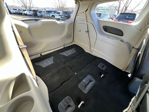 Used 2022 Chrysler Pacifica Touring-L w/ Uconnect Theater Family Group image 24