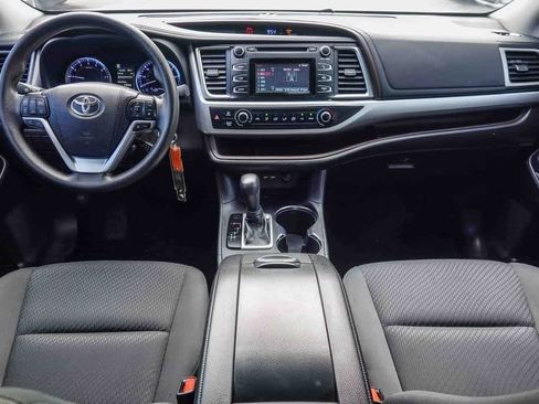 Used 2019 Toyota Highlander LE w/ Carpet Mat Package (TMS) image 11