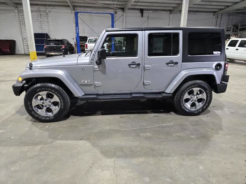 Used 2017 Jeep Wrangler Unlimited Sahara w/ Connectivity Group image 5