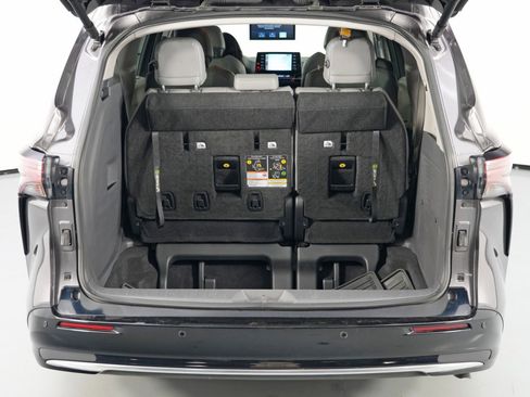Used 2024 Toyota Sienna Limited image 10